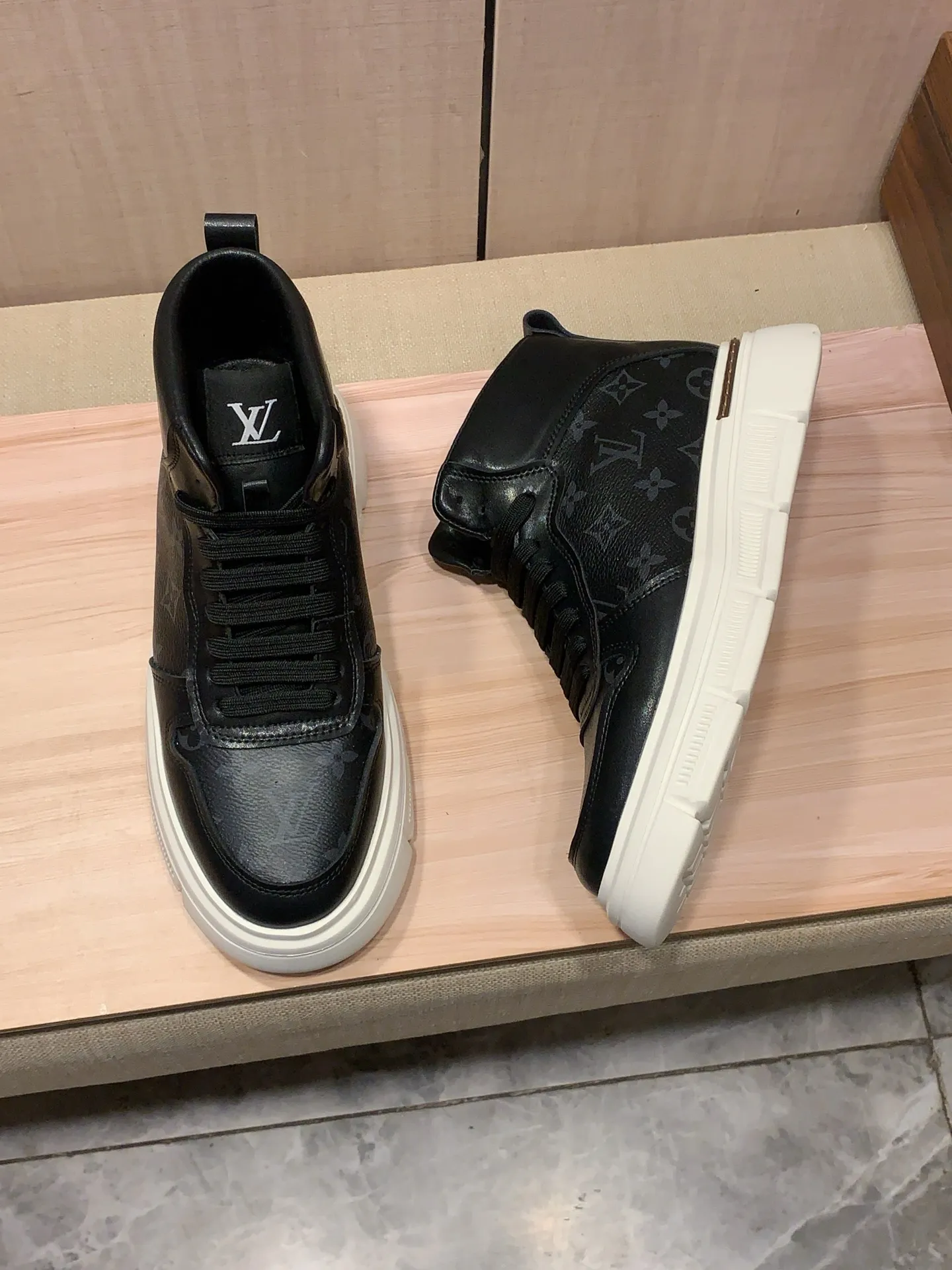 High-top men's shoes 💰442💰💰🎩🎩[Lightning][Lightning] "Lv*" The latest • popular casual shoes, top brand [Seduce] luxury~purchase, top~quality. [Strong] The upper is made of imported breathable cowhide with material ➕ breathable sheepskin feet (•) and fine workmanship. The original stylish and stylish soft rubber wear-resistant and non-slip outsole is light and comfortable on the feet. The real thing looks better when photographed. 122: code: 38-44, 2️⃣ colors selected